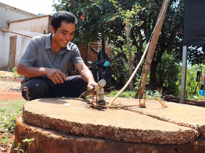 Gia đình anh Điểu Vương ở thôn 3 (xã Đắk Ơ) phấn khởi khi được sử dụng nguồn nước sạch.