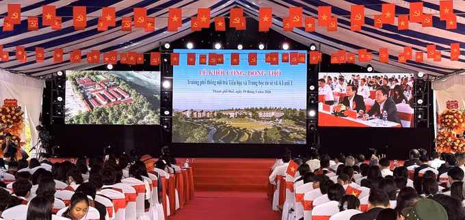 Quang cảnh lễ Khởi công động thổ công trình trường Phổ thông nội trú liên cấp Tiểu học và Trung học cơ sở tại xã A Lưới 1. Ảnh: Văn Dũng/TTXVN
