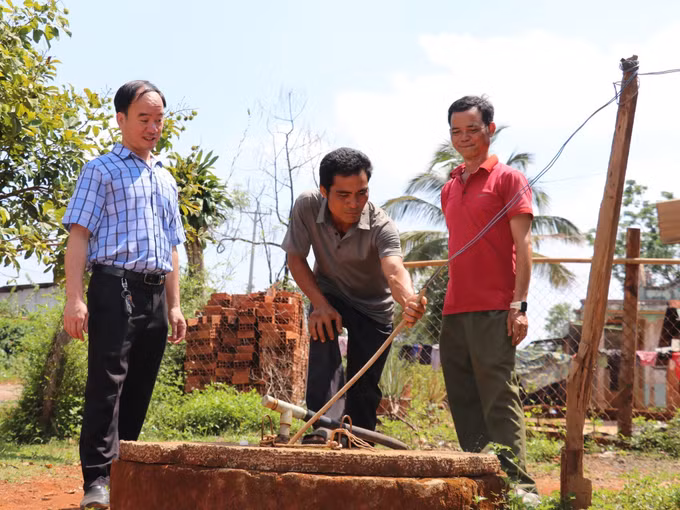 Gia đình anh Điểu Vương ở thôn 3 (xã Đắk Ơ, tỉnh Đồng Nai) dùng nguồn vốn chính sách cải tạo giếng để có nguồn nước sạch sử dụng.