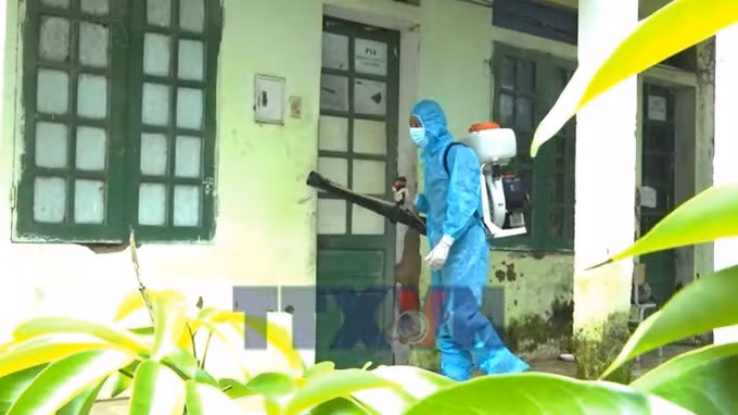 Cán bộ y tế của Lai Châu khẩn trương thực hiện các biện pháp khử khuẩn, xử lý môi trường và hướng dẫn người dân vệ sinh nhà cửa để phòng, chống dịch bệnh bùng phát.