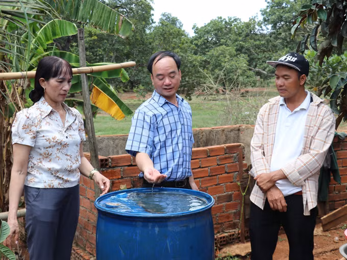 Cán bộ Ngân hàng Chính sách xã hội Bù Gia Mập kiểm tra việc sử dụng nguồn vốn nước sạch và vệ sinh môi trường.