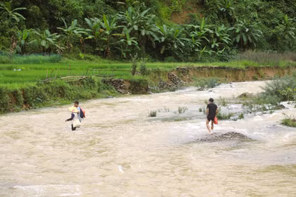 Nghệ An: Nước suối rút chậm, người dân bị 'cô lập kép' ở bản Na Ngân vất vả khi qua suối