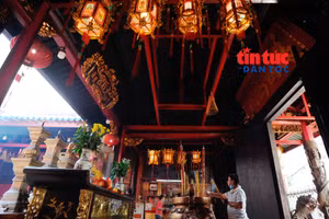 Trong đời sống hàng ngày, các hội quán luôn là địa điểm tâm linh để bà con người Hoa chiêm bái, cầu nguyện.