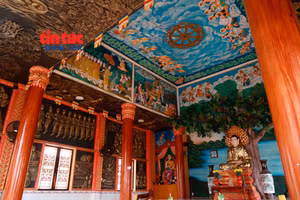 Bên trong chính điện của chùa Pothiwong được trang hoàng lộng lẫy, với những bức tranh đa sắc màu được chạm khắc sinh động về cuộc đời Đức Phật.