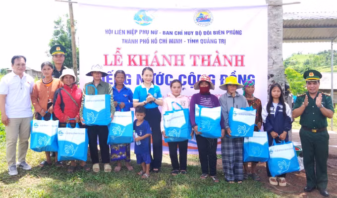 Nhiều suất quà ý nghĩa đã được Ban tổ chức trao tặng đến nhân dân, phụ nữ có hoàn cảnh khó khăn trên địa bàn. Ảnh: TTXVN phát