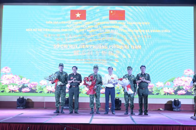 Tặng hoa chúc mừng thành công của cuộc Diễn tập. Ảnh: TTXVN phát