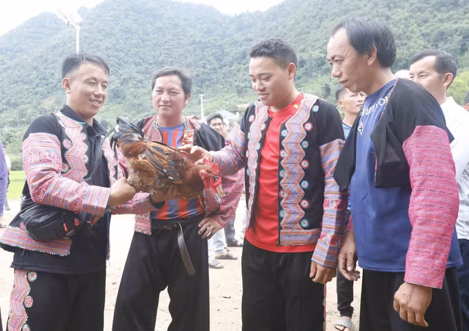 Đồng bào dân tộc Mông Mường Lựm, xã Chiềng Hặc xuống chợ phiên mua sắm.