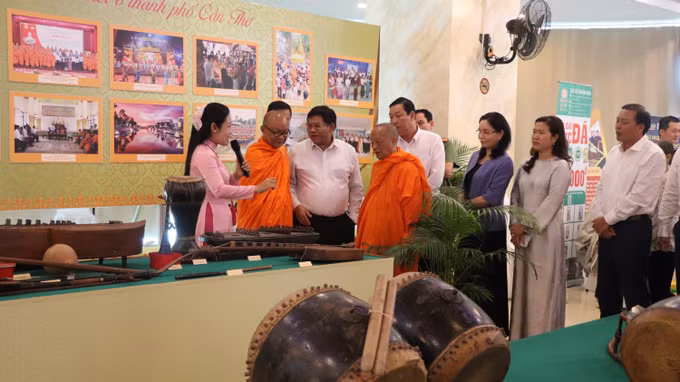 Các đại biểu tham quan khu vực trưng bày nhạc cụ dân tộc Khmer.