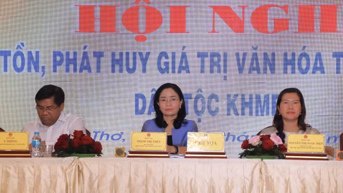 Bà Trịnh Thị Thủy (giữa), Thứ trưởng Bộ Văn hóa, Thể thao và Du lịch thành phố Cần Thơ dự hội nghị.