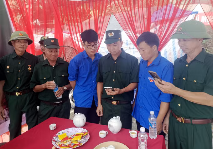 Các cựu chiến binh chia sẻ ký ức chiến trường Vị Xuyên với thế hệ trẻ.