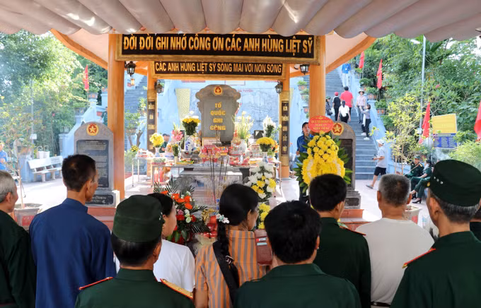 Thành kính tri ân các Anh hùng liệt sĩ tại Đền thờ Điểm cao 468 trong ngày giỗ trận Vị Xuyên.