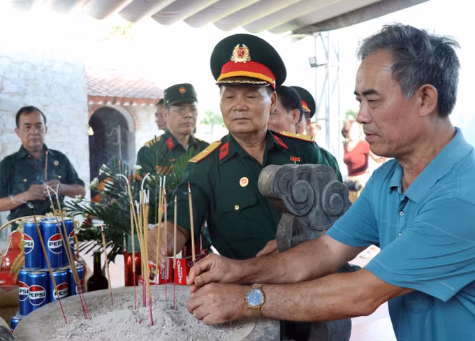 Cựu chiến binh trở về chiến trường xưa, thắp nén hương tri ân đồng đội đã nằm lại nơi biên cương.