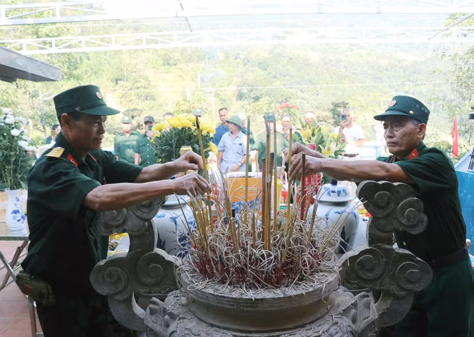 Cựu chiến binh trở về chiến trường xưa, thắp nén hương tri ân đồng đội đã nằm lại nơi biên cương.
