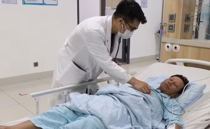 Bác sĩ thăm khám cho bệnh nhân bị đột quỵ. Ảnh: Nguyên Dung/TTXVN