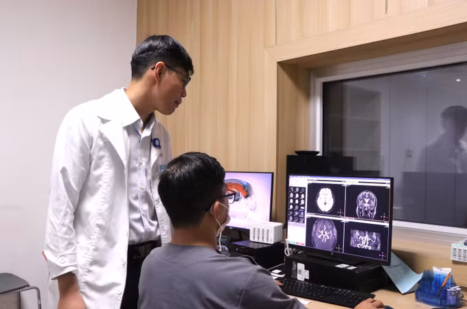 Bác sĩ Khoa chẩn đoán hình ảnh nhận định dựa trên hình ảnh học từ đó, xác định các phương pháp xử trí. Ảnh: Nguyên Dung/TTXVN