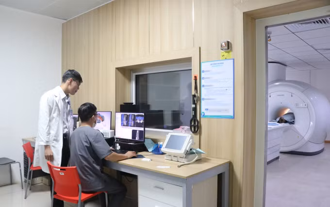 Bệnh nhân được chỉ định thực hiện chụp MRI, CT khi có triệu chứng nghi ngờ. Ảnh: Nguyên Dung/TTXVN