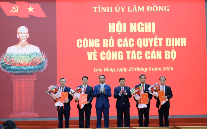 Lãnh đạo tỉnh ủy Lâm Đồng trao quyết định bổ nhiệm cho các cán bộ tại Hội nghị.