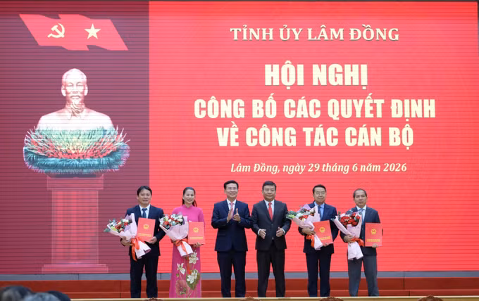 Lãnh đạo Tỉnh ủy, UBND tỉnh Lâm Đồng trao quyết định điều động, bổ nhiệm cho các cán bộ nhận chức danh tại Sở Văn hóa, Thể thao và Du lịch, Sở Tôn giáo và Dân tộc, Sở Tài chính.
