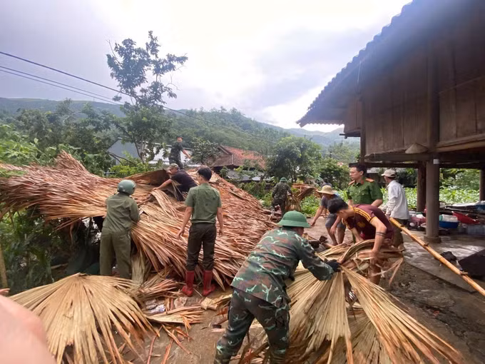 Chính quyền địa phương và các lực lượng chức năng hỗ trợ người dân Dương Quỳ khắc phục hậu quả thiên tai. Ảnh: TTXVN phát