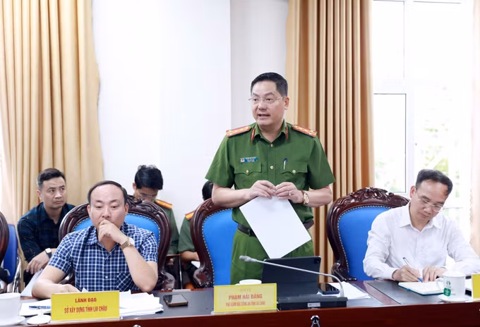 Đại tá Phạm Hải Đăng, Phó Giám đốc Công an tỉnh Lai Châu, đại diện chủ đầu tư xây dựng 10 dự án xây dựng trường phổ thông nội trú liên cấp Tiểu học &amp;Trung học cơ sở tại các xã biên giới, phát biểu.