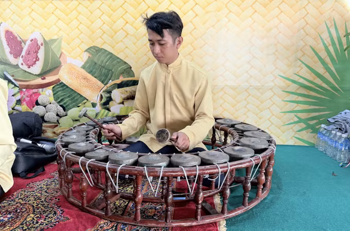 Các nhạc công trẻ biểu diễn nhạc ngũ âm, góp phần trao truyền di sản văn hoá Khmer.