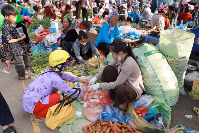 Chợ phiên San Thàng (phường Tân Phong, tỉnh Lai Châu) diễn ra vào sáng thứ Năm và Chủ nhật, luôn thu hút đông đảo người dân đến mua sắm.