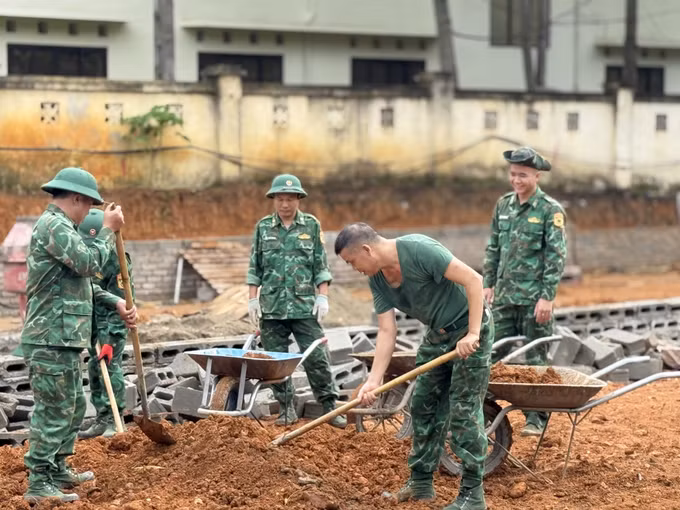 Lực lượng bộ đội biên phòng tham gia hỗ trợ xây dựng Điểm trường mầm non Cốc Pàng.
