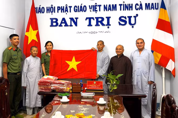 Công an Cà Mau trao tặng quốc kỳ cho các tổ chức cơ sở tôn giáo trên địa bàn tỉnh. Ảnh: TTXVN phát