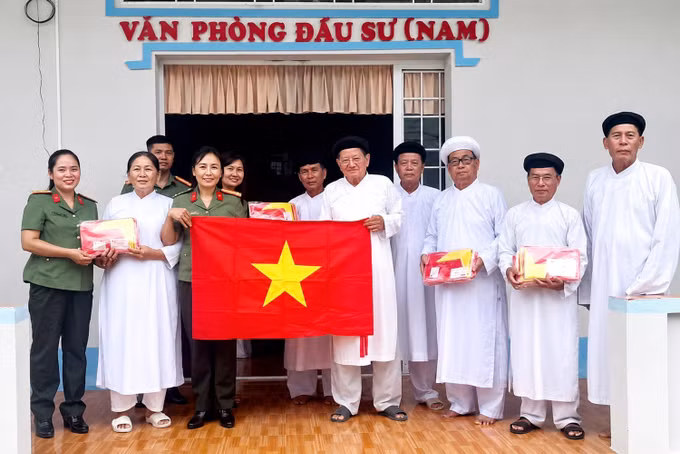 Công an Cà Mau trao tặng quốc kỳ cho các tổ chức cơ sở tôn giáo trên địa bàn tỉnh. Ảnh: TTXVN phát
