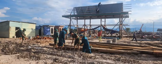 Lực lượng quân đội giúp dân vùng thiên tai xã Ia Tul dựng nhà, làm công trình phụ tại khu tái định cư.