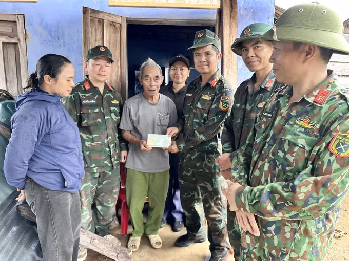 Đội K51 Đắk Lắk trao số tiền 10 triệu đồng tặng cụ Sô Hỗn (96 tuổi, thôn Phước Tân, xã Tây Sơn, tỉnh Đắk Lắk) – nguồn tin giúp Đội K51 quy tập thành công 2 hài cốt liệt sĩ trong Chiến dịch 500 ngày đêm. Ảnh: TTXVN phát