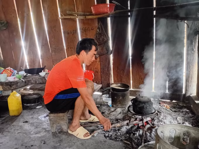 Gia đình anh Thảo A Phừ, bản Sa Lung, xã miền núi Mường Lý chưa được sử dụng điện lưới, phải nấu cơm bằng bếp củi, thắp đèn pin.