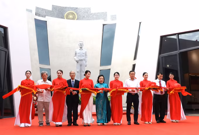 Đại biểu cắt băng khai trương trưng bày.
