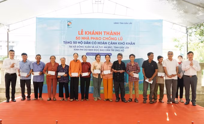 Tặng quà cho hộ gia đình chính sách trên địa bàn.