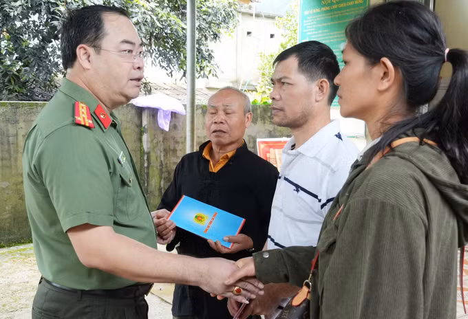 Giám đốc Công an tỉnh Lai Châu Bùi Quyết Toán hỏi thăm, động viên những gia đình mất người thân.