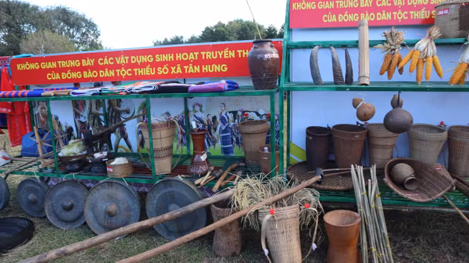 Không gian trưng bày các hiện vật sinh hoạt của dân tộc S'tiêng trong lễ hội mừng lúa mới tại xã Tân Hưng.
