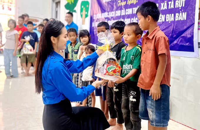 Những phần quá ý nghĩa được trao tặng cho các em thiếu nhi vùng cao Tà Rụt (tỉnh Quảng Trị). Ảnh: TTXVN phát
