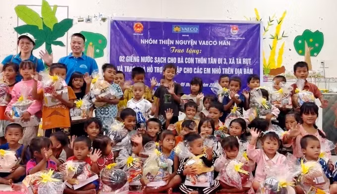 Ánh mắt háo hức và rạng ngời niềm vui của những em nhỏ vùng cao Tà Rụt khi nhận những phần quà đầu năm học mới. Ảnh: TTXVN phát