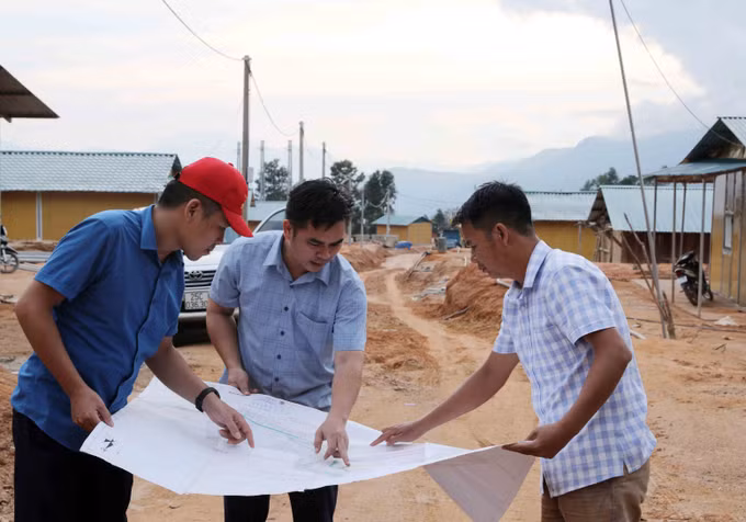 Lãnh đạo xã Hua Bum cùng đơn vị thi công kiểm tra tiến độ của dự án.