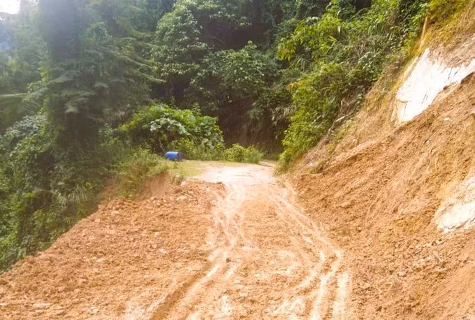Điểm sạt lở lớn nhất, quy mô nhất tại dốc Co Ngóa được khai thông. Hơn 40m mặt đường bị sụt trượt xuống độ sâu hơn 2m đã được bồi hoàn lại mặt bằng sau khi sửa chữa. Ảnh: TTXVN phát