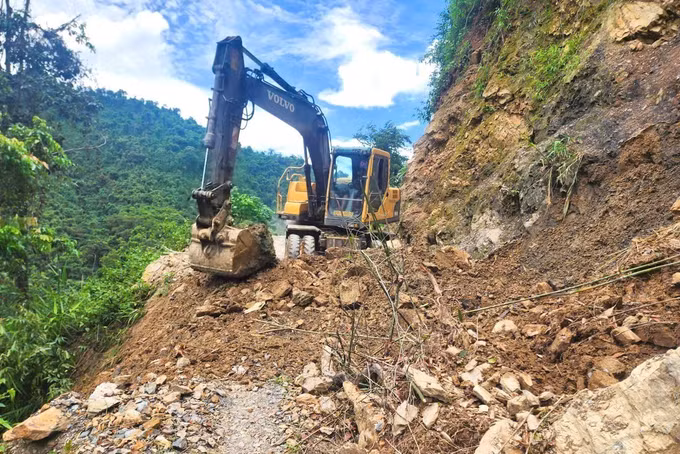 Từ ngày 28/8/2026, công tác khắc phục, sửa chữa, san ủi đất đá, cây rừng nhằm thông tuyến tuyến đường độc đạo Xốp Kho - Na Ngân (xã Nga My, tỉnh Nghệ An) được chính quyền địa phương, dân bản triển khai. Ảnh: TTXVN phát
