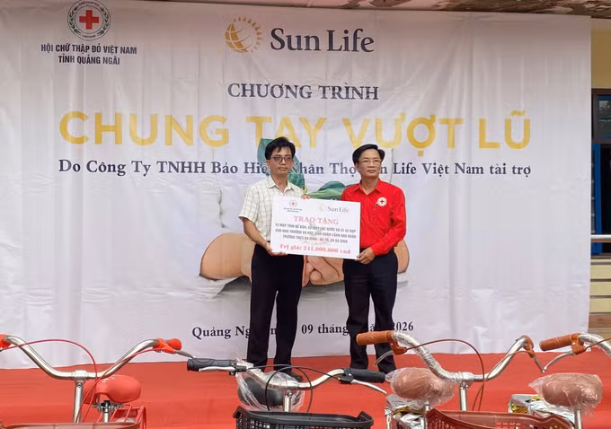 Ban tổ chức trao quà cho nhà trường. Ảnh: TTXVN phát