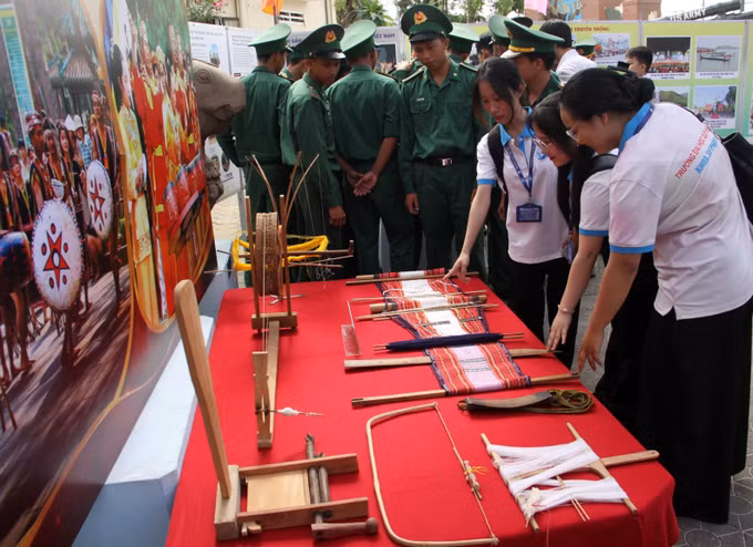 Đại biểu tham quan Trưng bày ảnh "Gia Lai - Từ đại ngàn đến biển xanh".