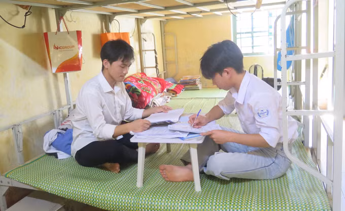 Học sinh bán trú Trường THPT số 1 Bát Xát tại xã biên giới Bát Xát tổ chức học nhóm để hỗ trợ, bổ sung kiến thức trong quá trình ôn thi.