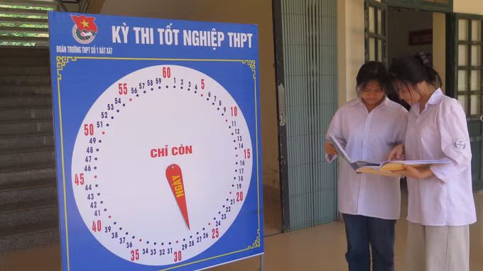 Học sinh bán trú Trường THPT số 1 Bát Xát tại xã biên giới Bát Xát trao đổi, hỗ trợ, bổ sung kiến thức trong quá trình ôn thi.