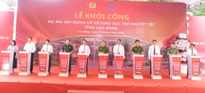 Các đại biểu thực hiện nghi thức bấm nút khởi công xây dựng công trình.