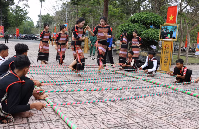 Cán bộ, chiến sĩ và người dân tham gia các hoạt động văn hóa, văn nghệ tại chương trình Xuân biên giới.