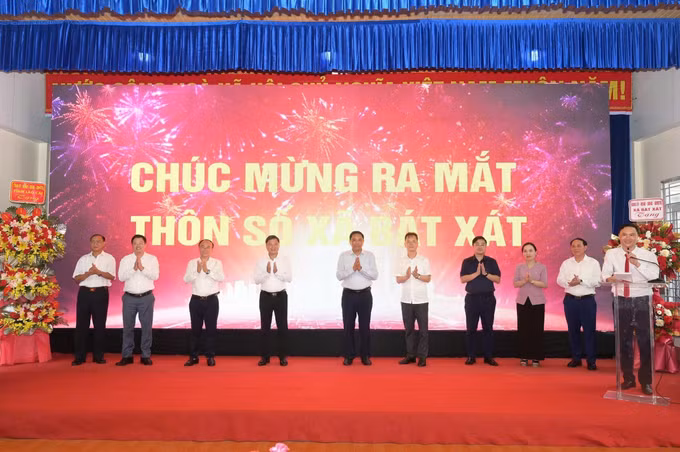 Các đại biểu thực hiện nghi thức ra mắt mô hình "Thôn số".