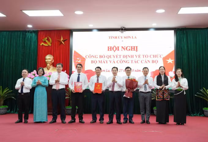 Lãnh đạo Tỉnh ủy Sơn La trao các quyết định và tặng hoa chúc mừng Đảng bộ Hội đồng nhân dân tỉnh Sơn La.
