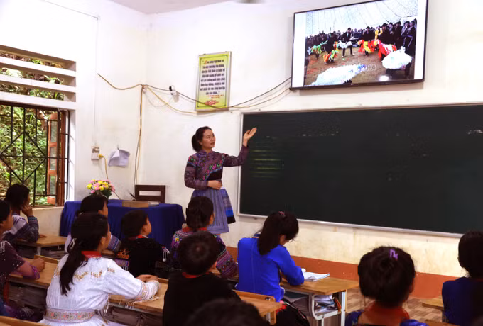 Giáo viên truyền dạy những giá trị văn hóa truyền thống cho học sinh trường PTDTBT THCS Nàn Ma.